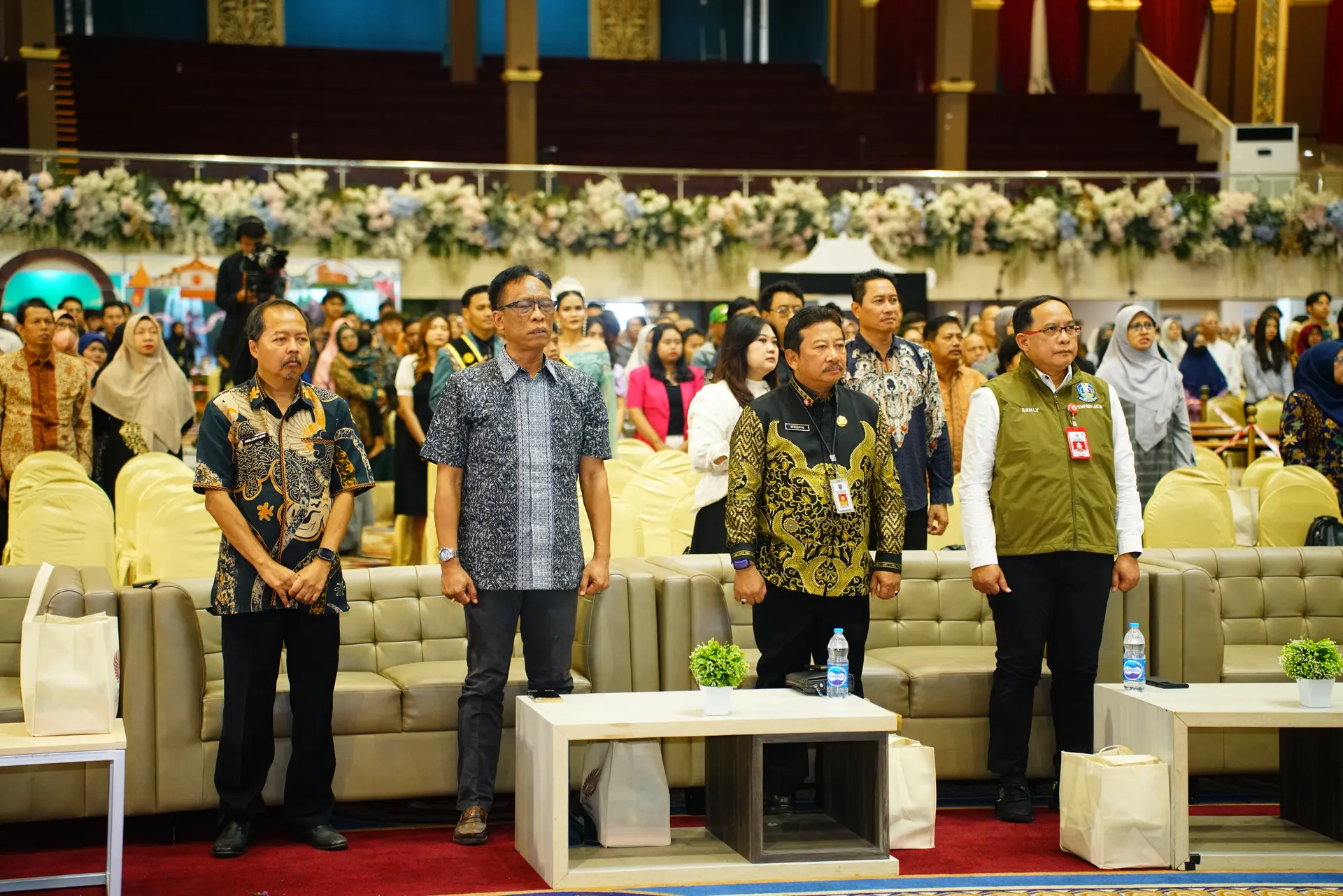 Aktivitas pengunjung di area pameran